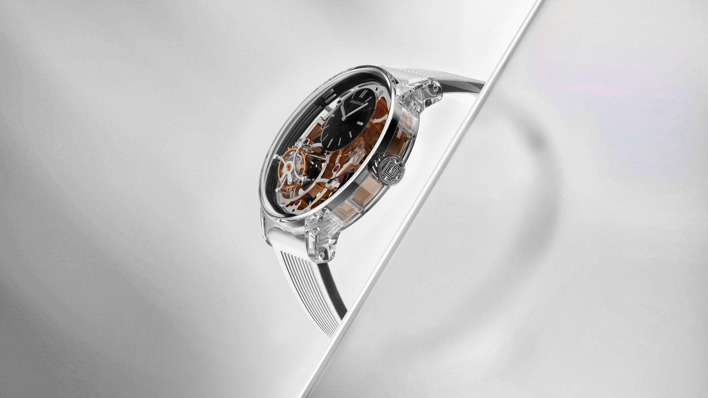 Side profile of the fully transparent case