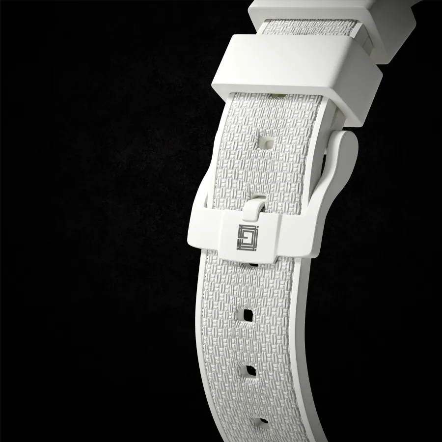 Textured strap and buckle — Riviera